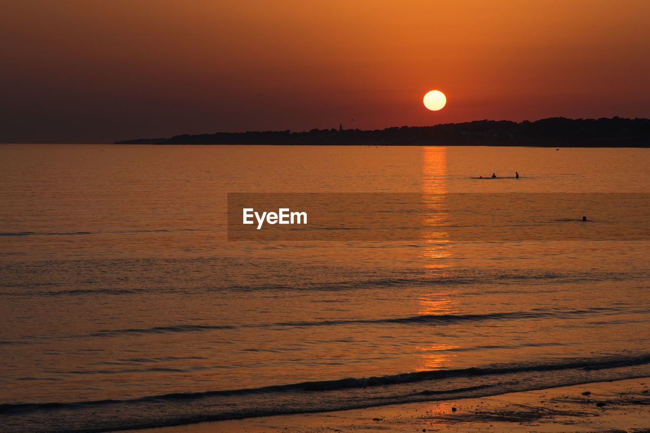 SCENIC VIEW OF SEA AGAINST SKY AT SUNSET