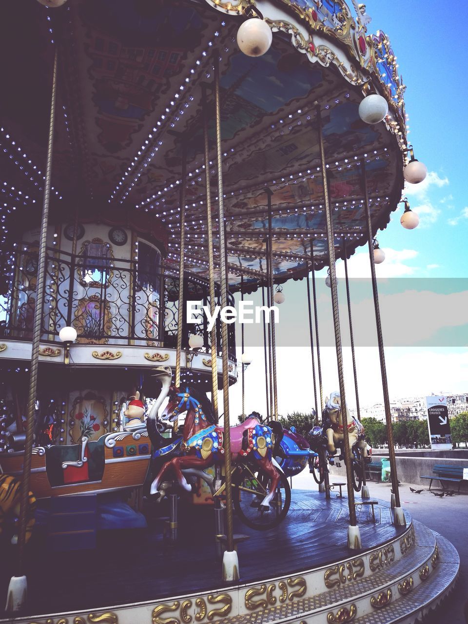 FERRIS WHEEL IN AMUSEMENT PARK