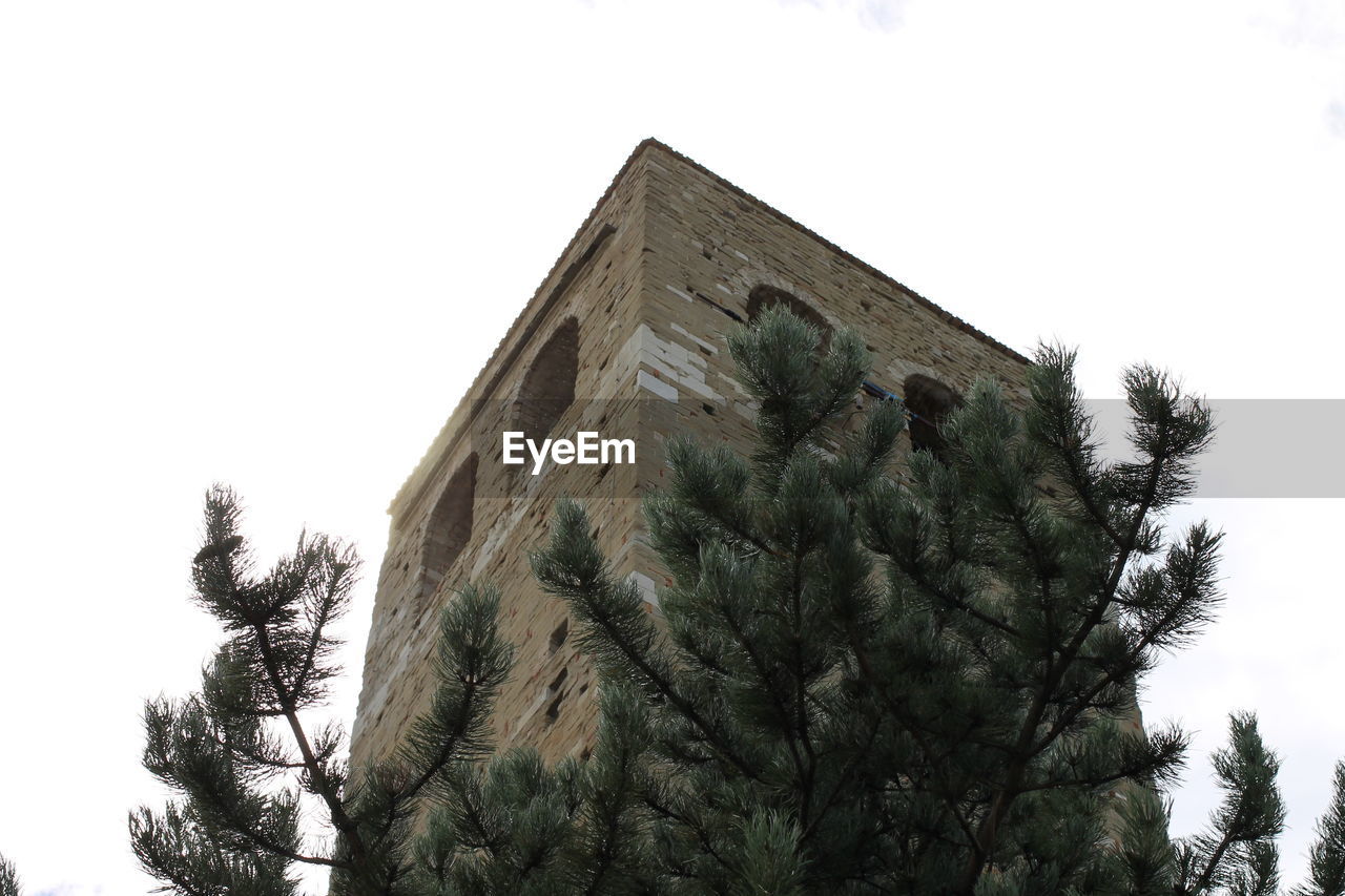 LOW ANGLE VIEW OF BUILT STRUCTURE AGAINST SKY