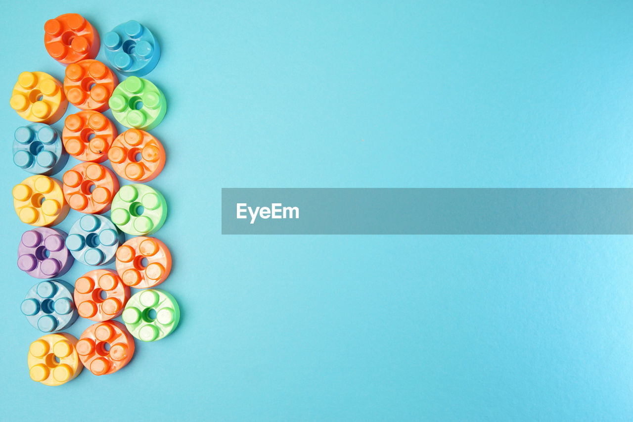 HIGH ANGLE VIEW OF MULTI COLORED CANDIES ON TABLE