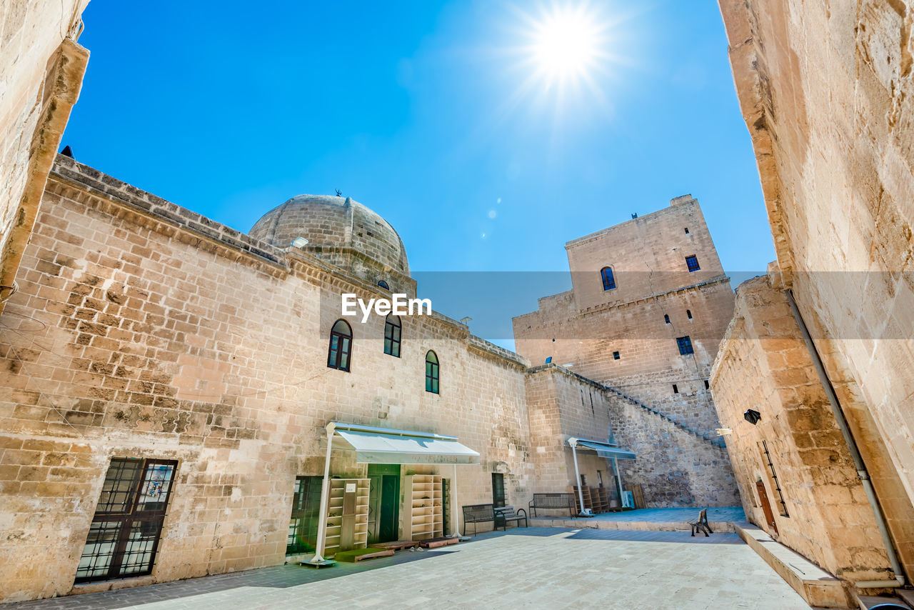 LOW ANGLE VIEW OF BUILDINGS AGAINST SKY