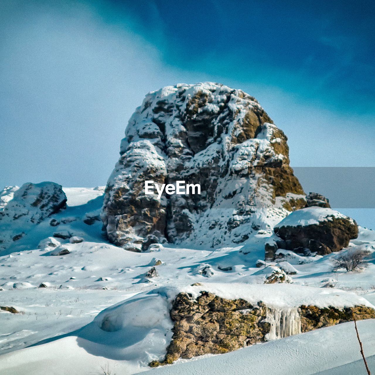 ROCKS ON MOUNTAIN AGAINST SKY