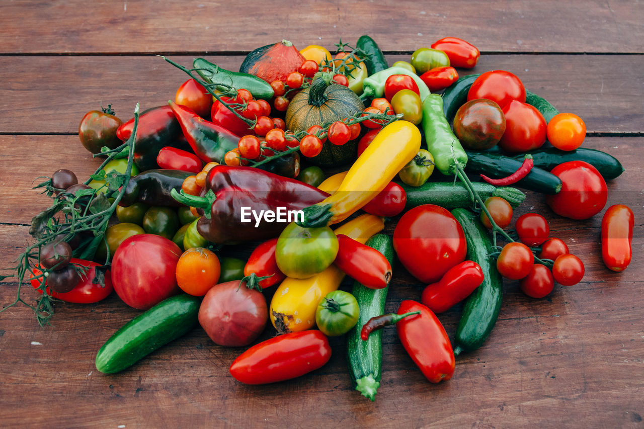 HIGH ANGLE VIEW OF MULTI COLORED VEGETABLES ON TABLE