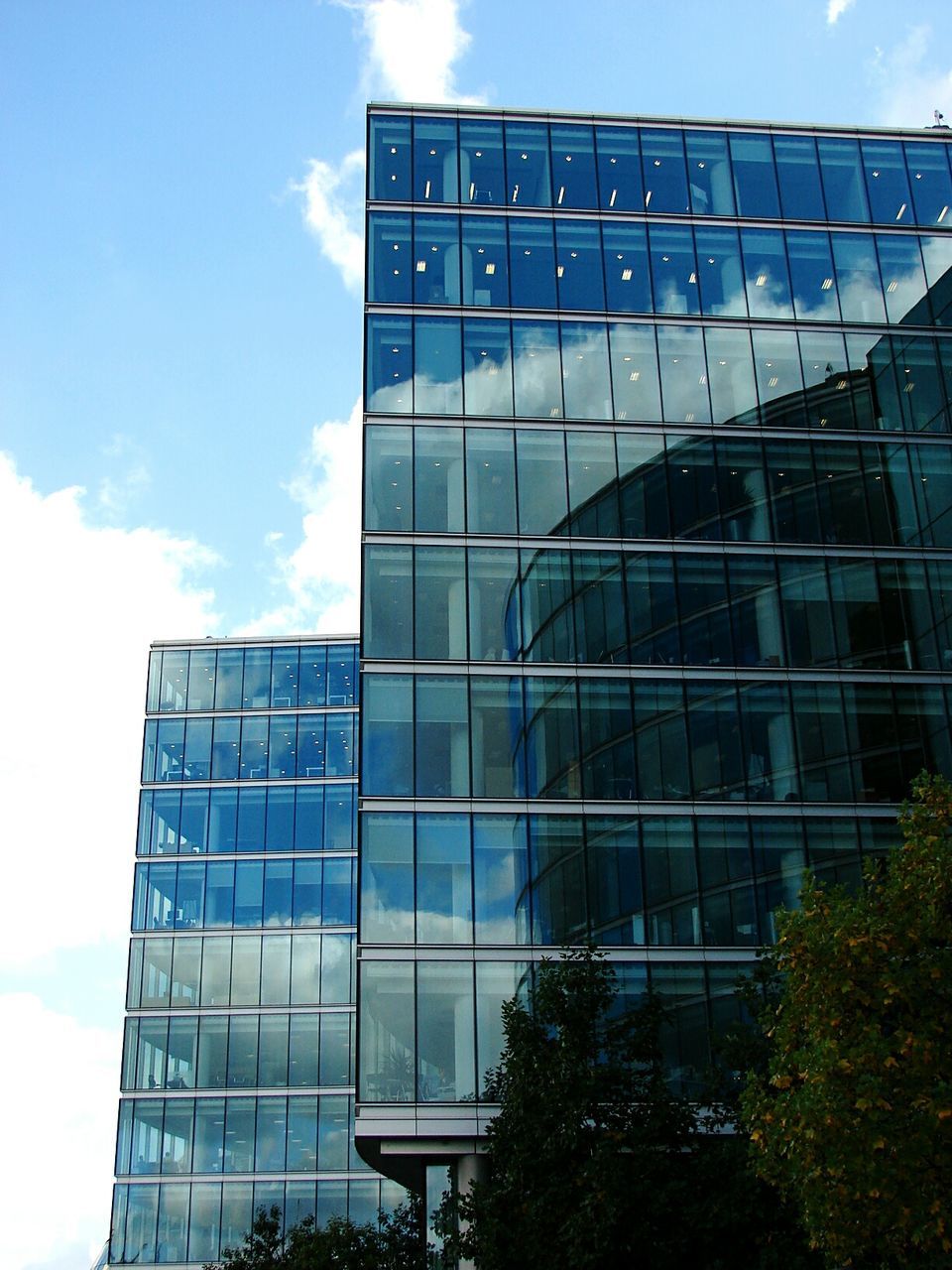 LOW ANGLE VIEW OF MODERN BUILDINGS AGAINST SKY