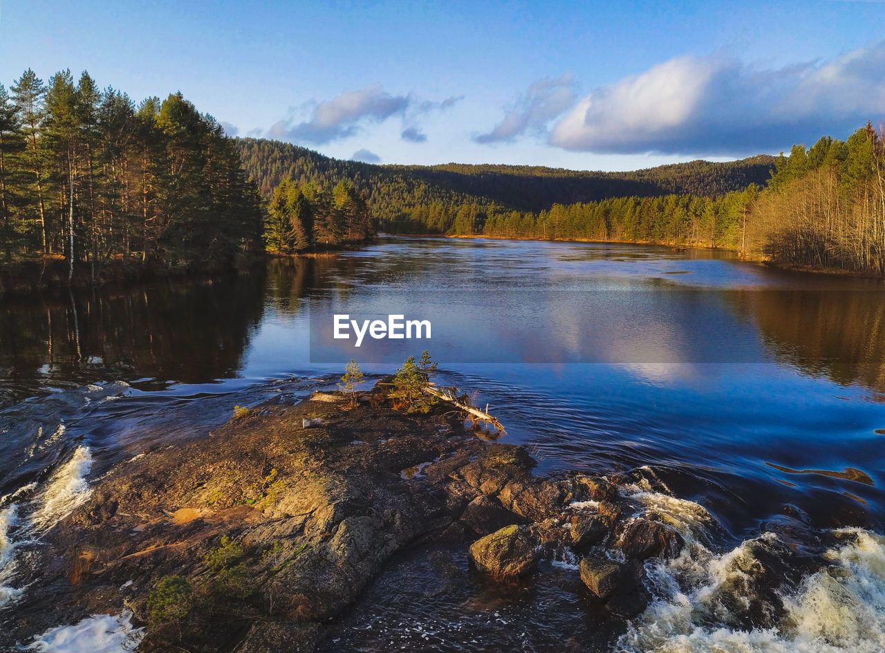 SCENIC VIEW OF LAKE BY MOUNTAINS AGAINST SKY