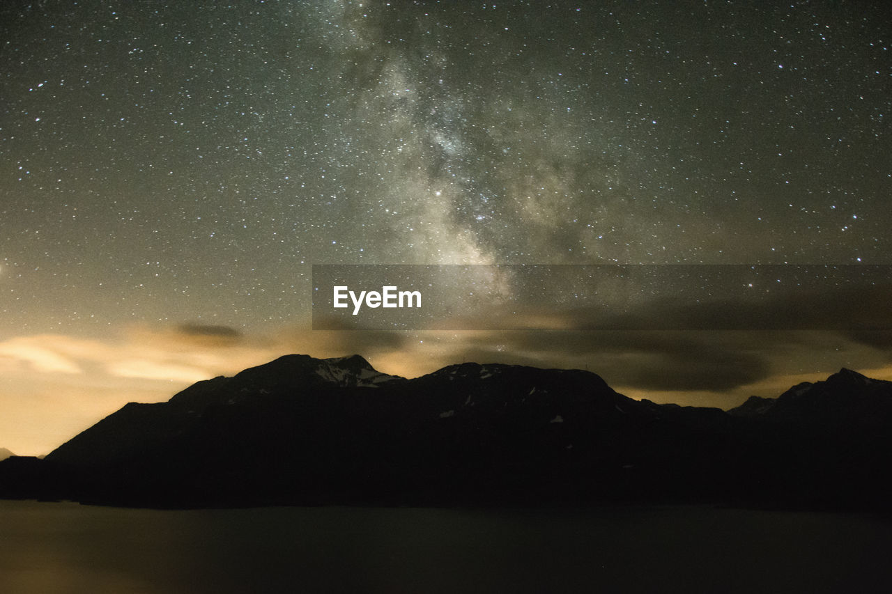 SILHOUETTE MOUNTAIN AGAINST SKY AT NIGHT