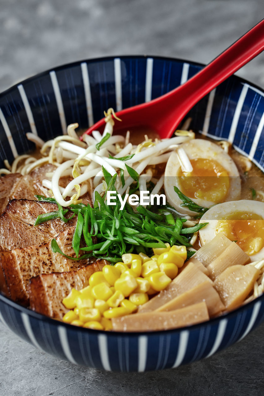 HIGH ANGLE VIEW OF MEAL SERVED IN BOWL