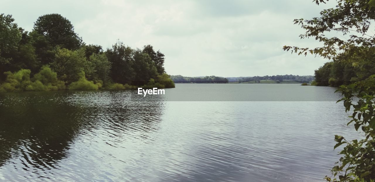 IDYLLIC VIEW OF LAKE AGAINST SKY