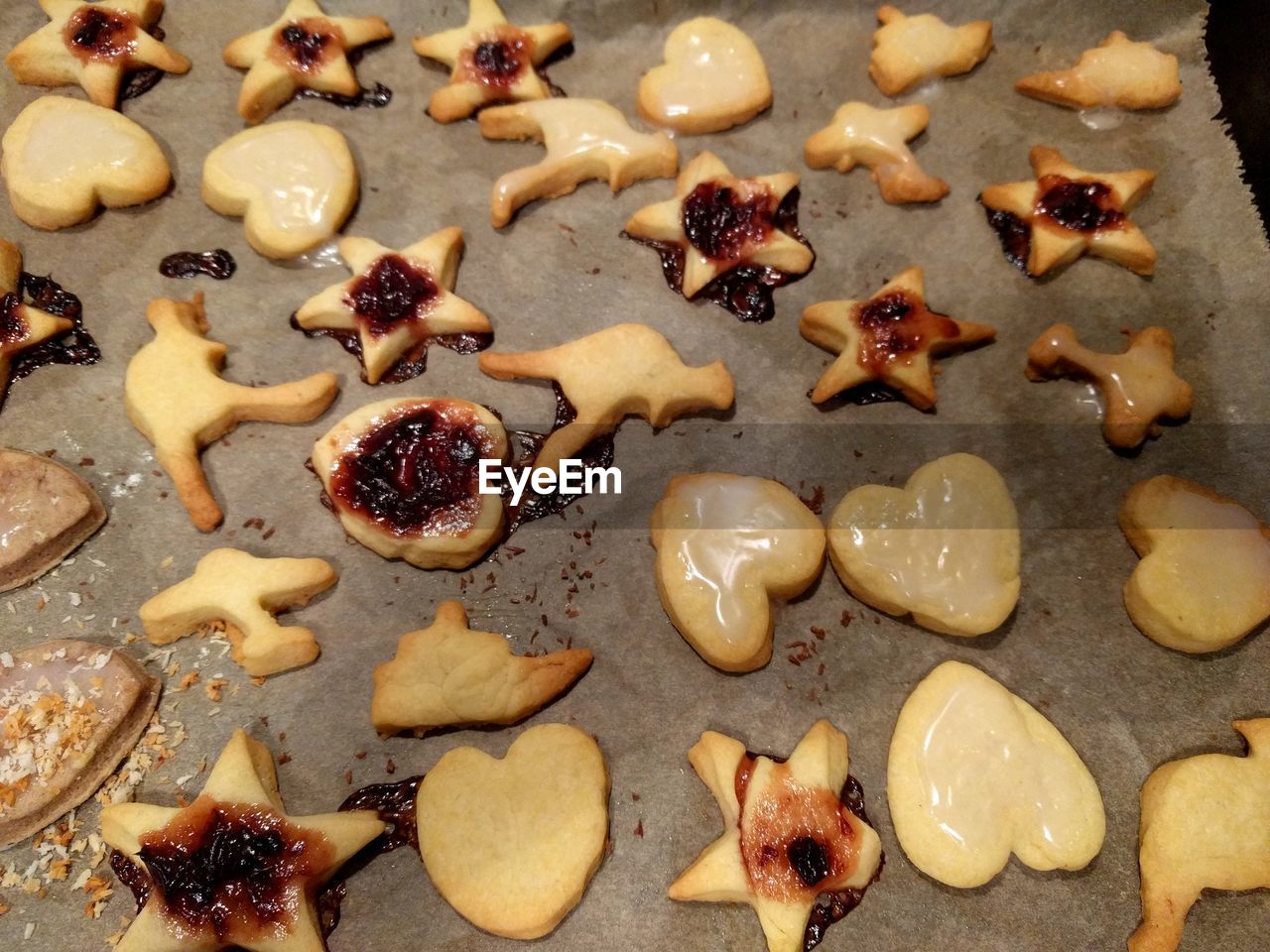 HIGH ANGLE VIEW OF COOKIES IN PLATE