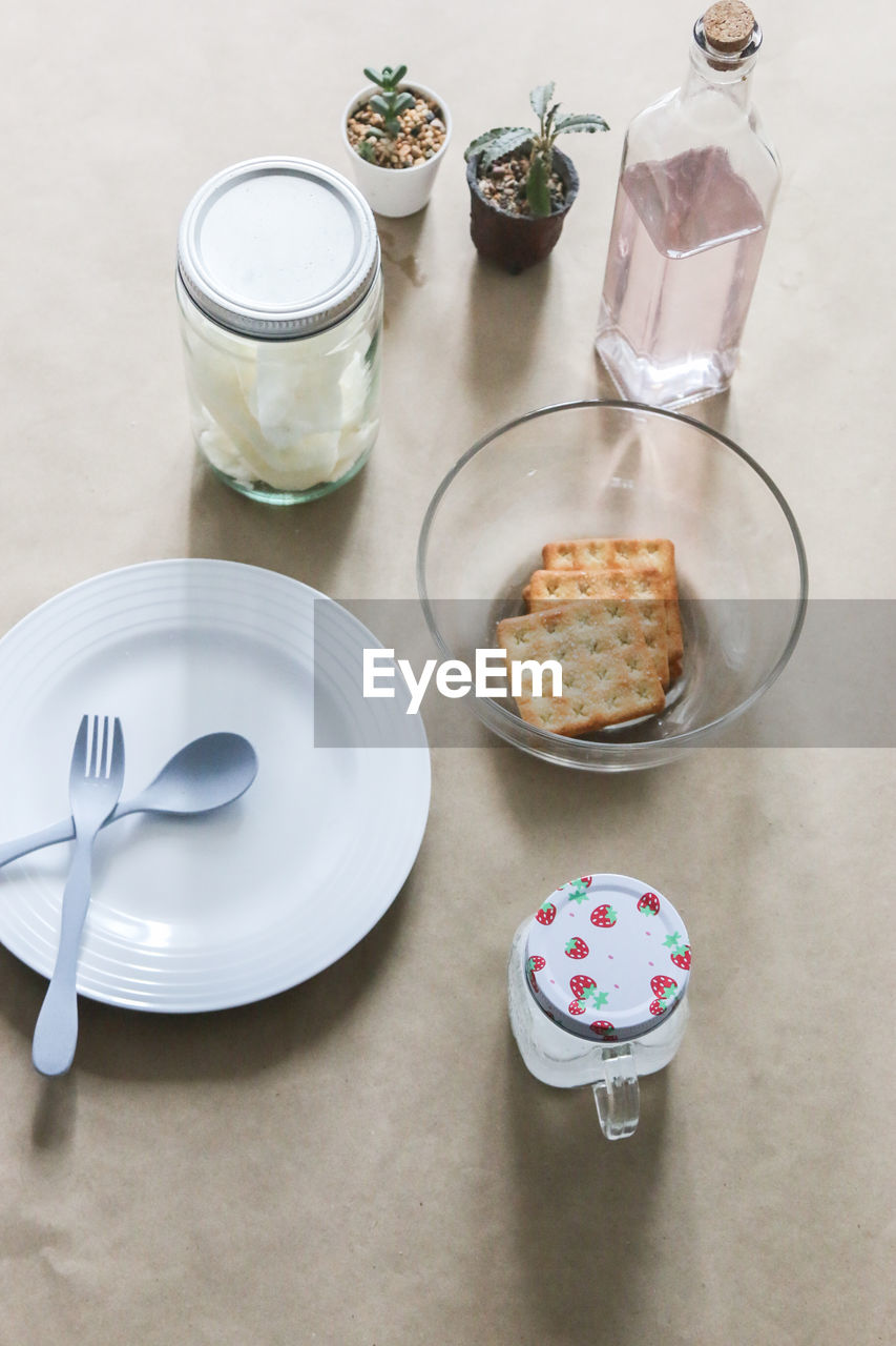 HIGH ANGLE VIEW OF BREAKFAST IN PLATE