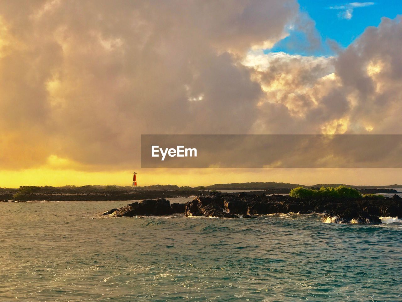 SCENIC VIEW OF SEA AGAINST SKY AT SUNSET