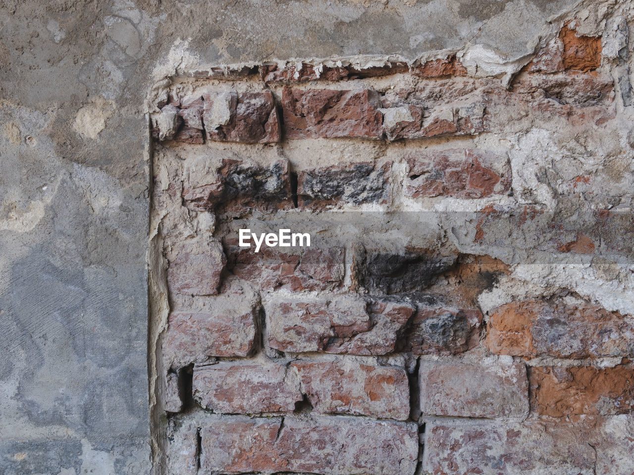 FULL FRAME SHOT OF OLD WALL