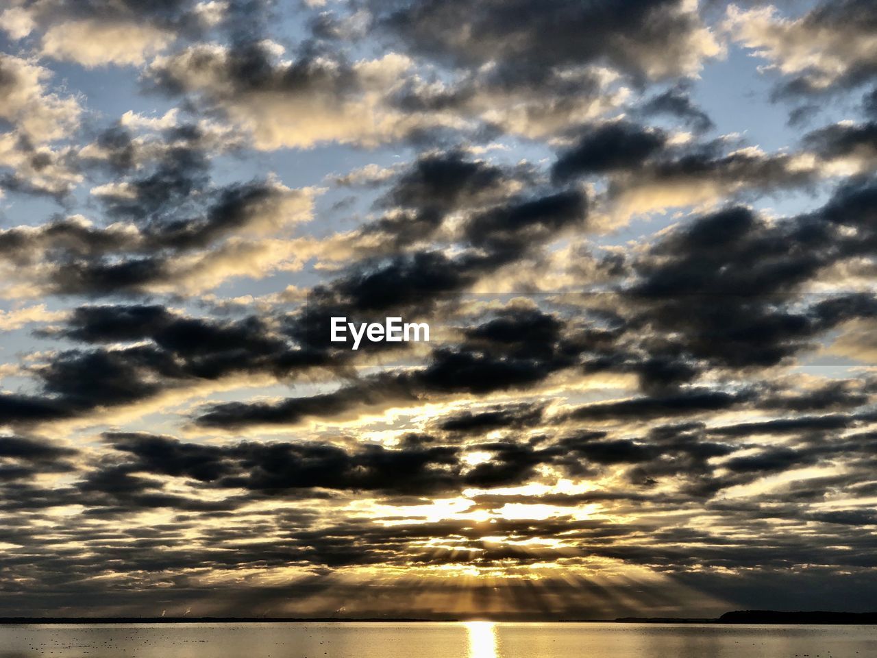 SCENIC VIEW OF SEA AGAINST DRAMATIC SKY DURING SUNSET