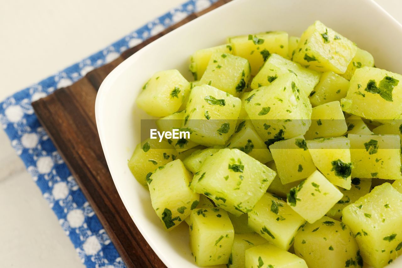 CLOSE-UP OF FOOD IN BOWL