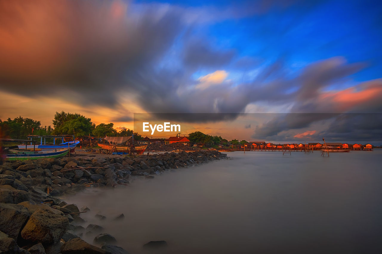 PANORAMIC VIEW OF SEA AGAINST SKY AT SUNSET