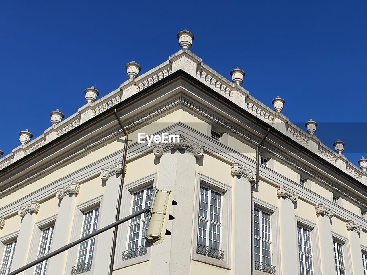 LOW ANGLE VIEW OF BUILDING AGAINST CLEAR SKY