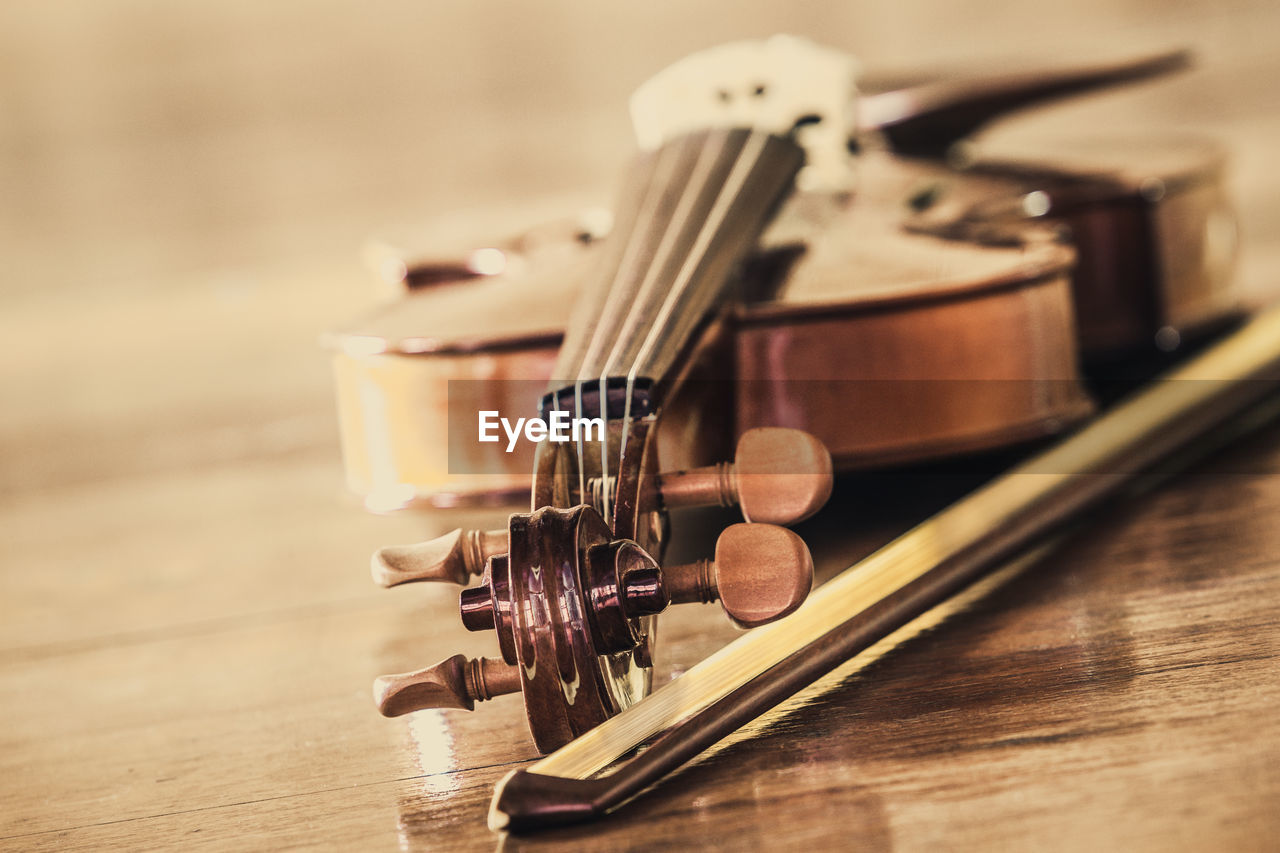 CLOSE-UP OF GUITAR ON TABLE AT HOME