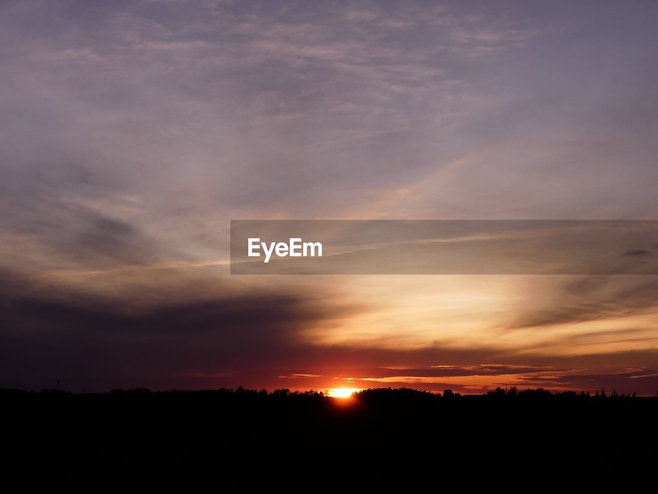 SCENIC VIEW OF DRAMATIC SKY OVER SILHOUETTE LAND