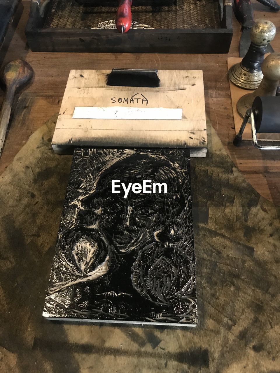 HIGH ANGLE VIEW OF INFORMATION SIGN ON WOODEN TABLE