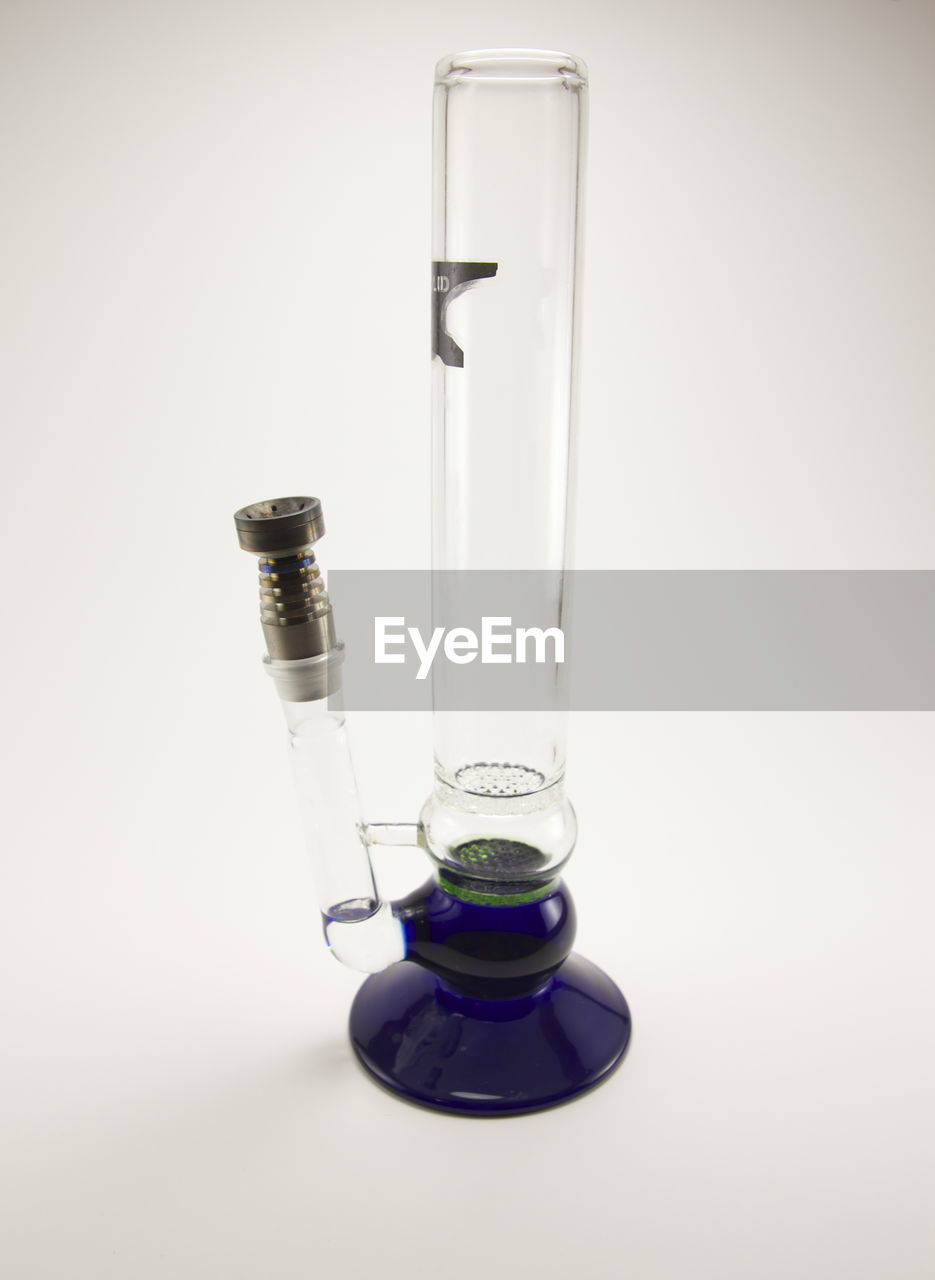 CLOSE-UP OF WINE GLASS