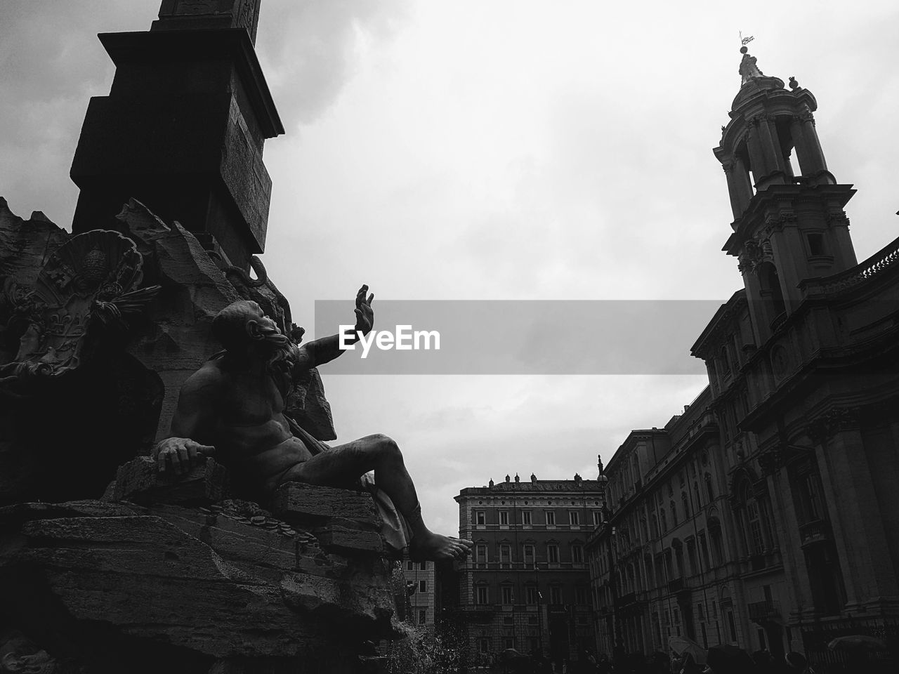 LOW ANGLE VIEW OF STATUE AGAINST BUILDING