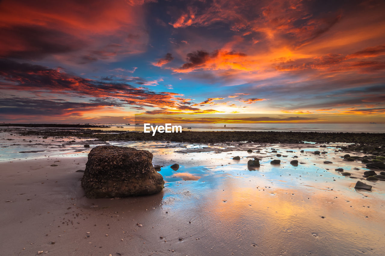 Scenic view of sunset at kuala penyu beach, west malaysia 