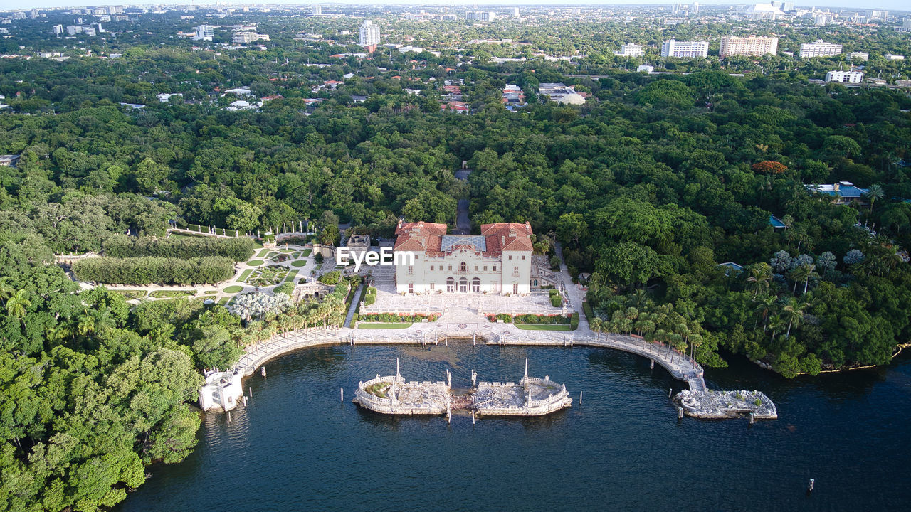 HIGH ANGLE VIEW OF BUILDING AMIDST TREES