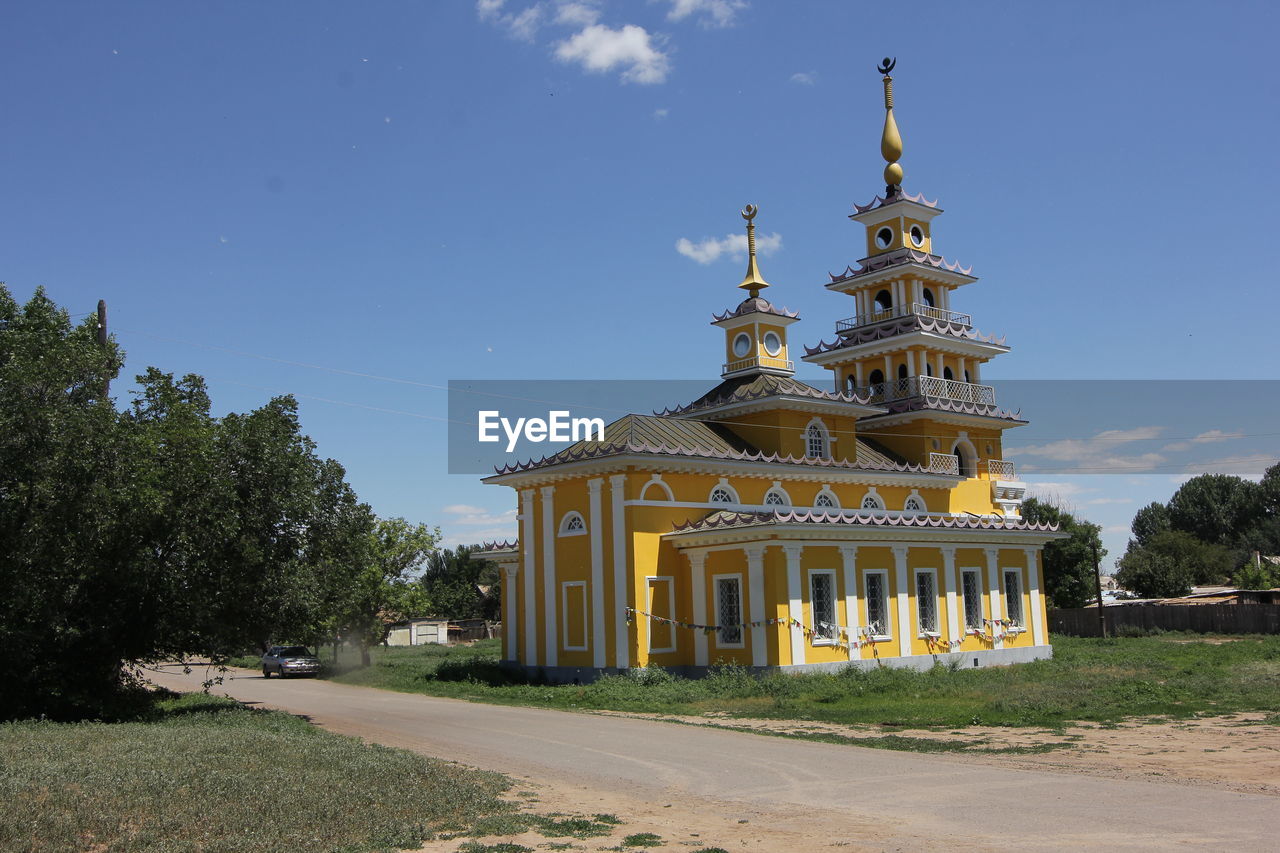 VIEW OF TEMPLE BUILDING AGAINST SKY