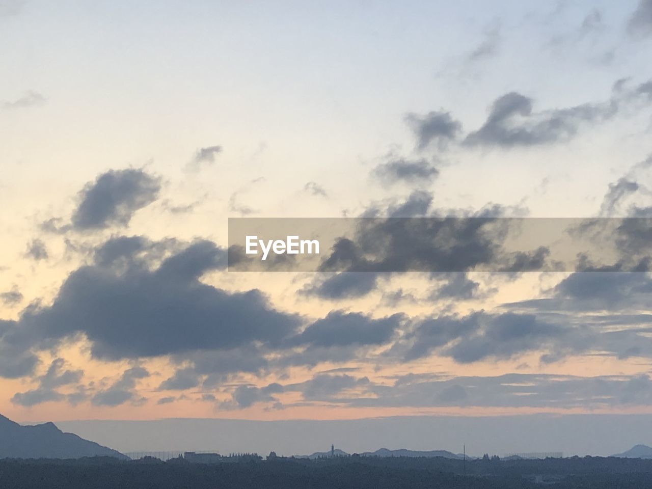 LOW ANGLE VIEW OF SILHOUETTE MOUNTAIN AGAINST SKY