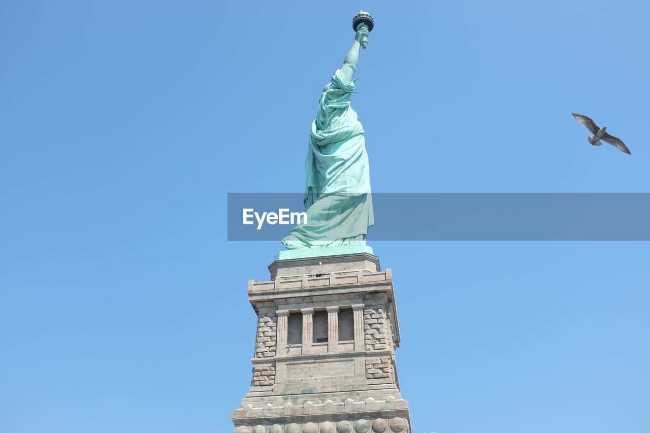 LOW ANGLE VIEW OF STATUE AGAINST SKY