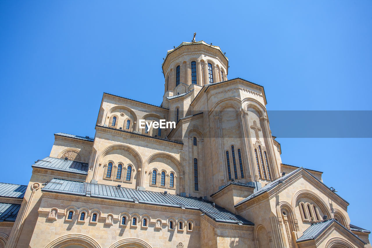 LOW ANGLE VIEW OF A BUILDING AGAINST CLEAR BLUE SKY