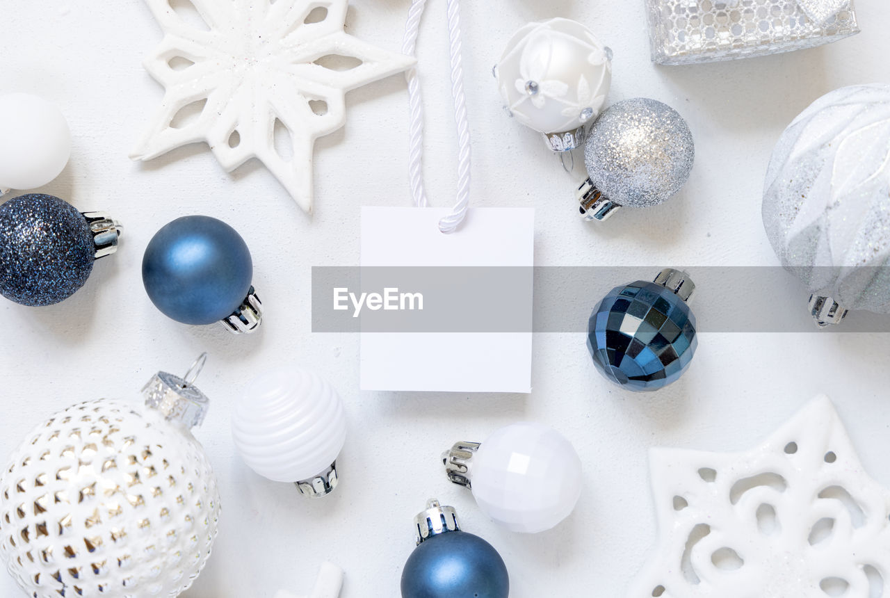 HIGH ANGLE VIEW OF CHRISTMAS ORNAMENTS ON TABLE