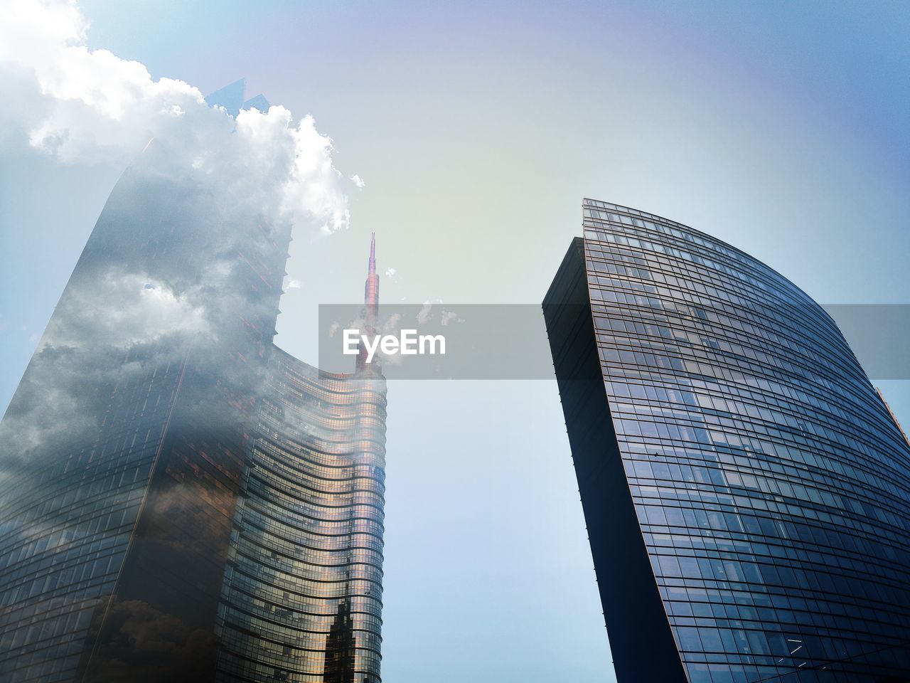 LOW ANGLE VIEW OF MODERN BUILDING AGAINST SKY