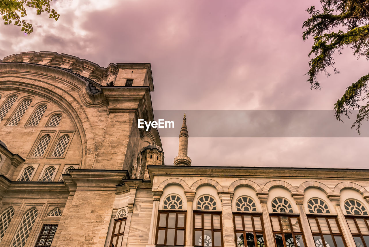 LOW ANGLE VIEW OF TEMPLE BUILDING AGAINST SKY