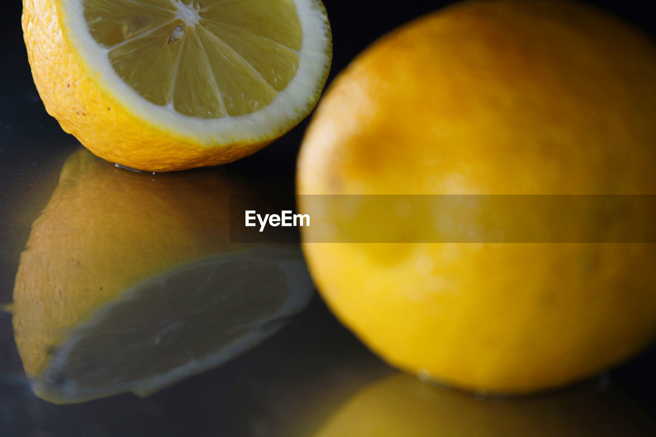 CLOSE-UP OF ORANGES ON TABLE