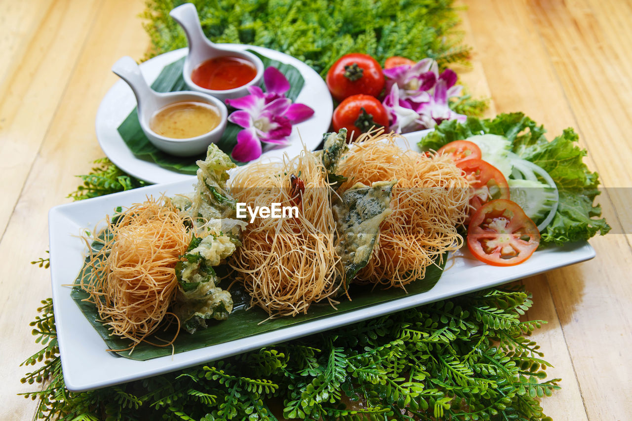 HIGH ANGLE VIEW OF VARIOUS FOOD IN PLATE ON TABLE