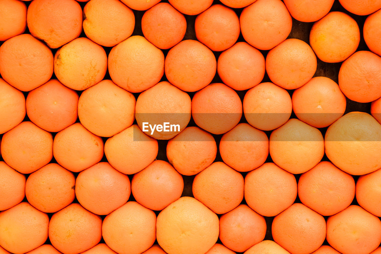 FULL FRAME SHOT OF ORANGE FRUITS AT MARKET