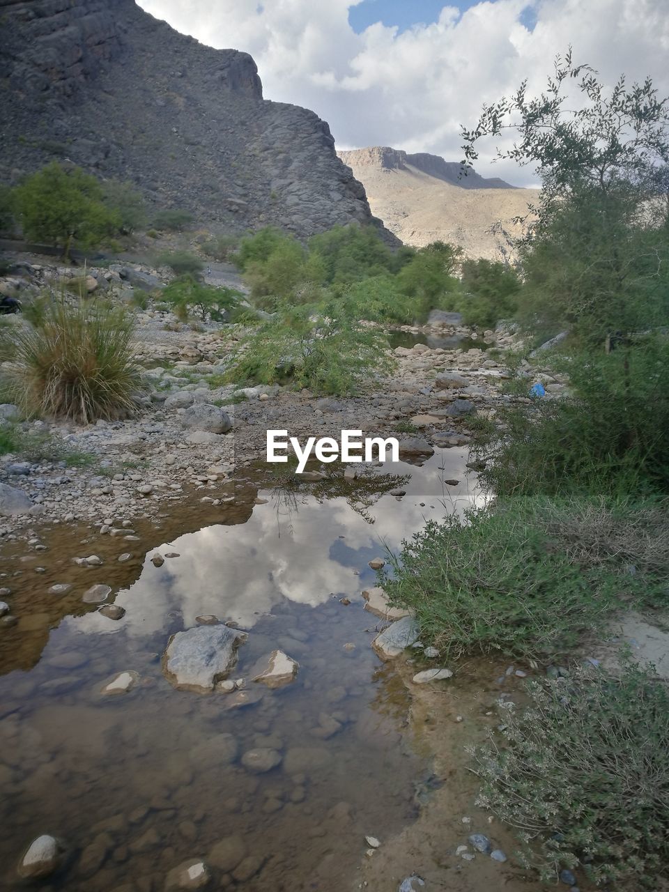 SCENIC VIEW OF LANDSCAPE AND MOUNTAINS AGAINST SKY