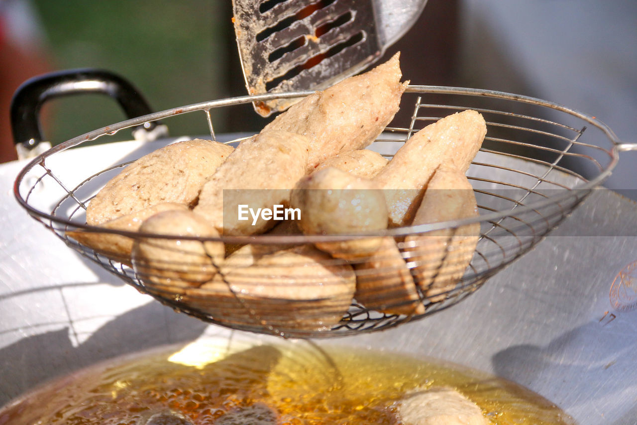 HIGH ANGLE VIEW OF BREAD IN WICKER BASKET