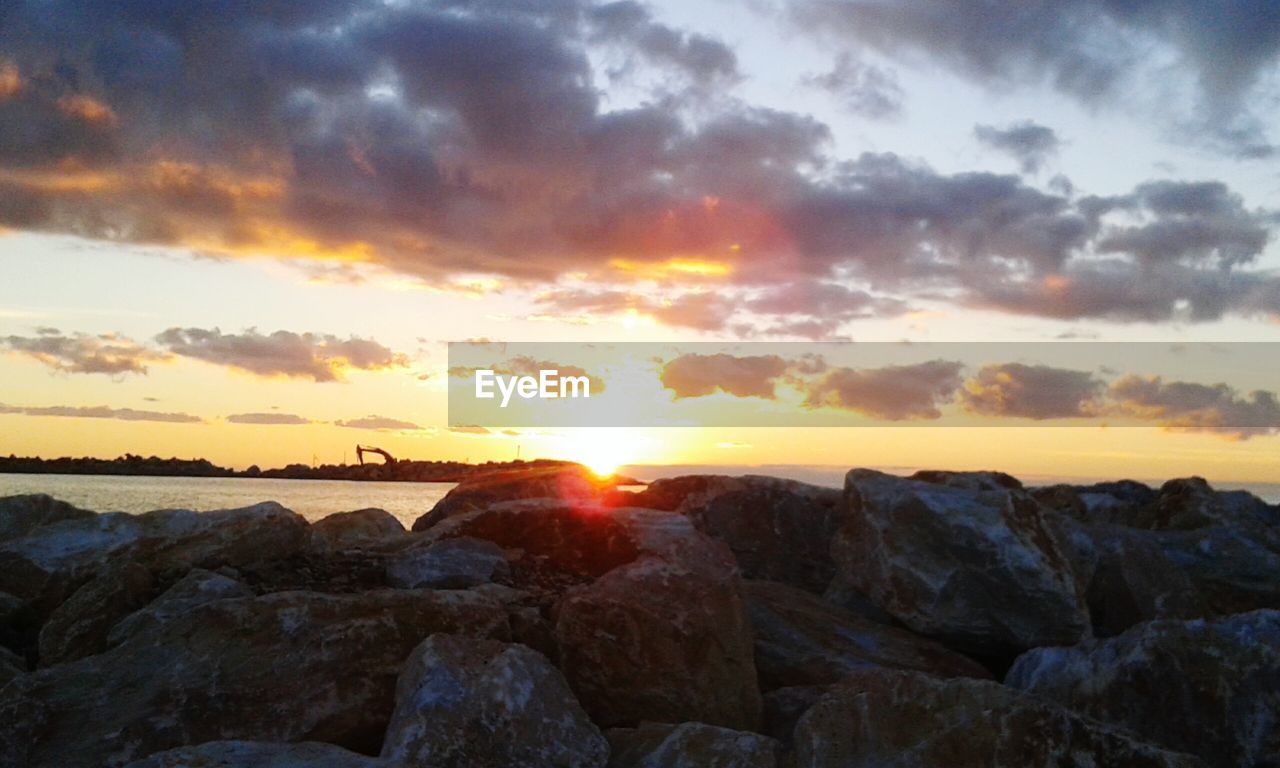 SCENIC VIEW OF DRAMATIC SKY OVER SEA