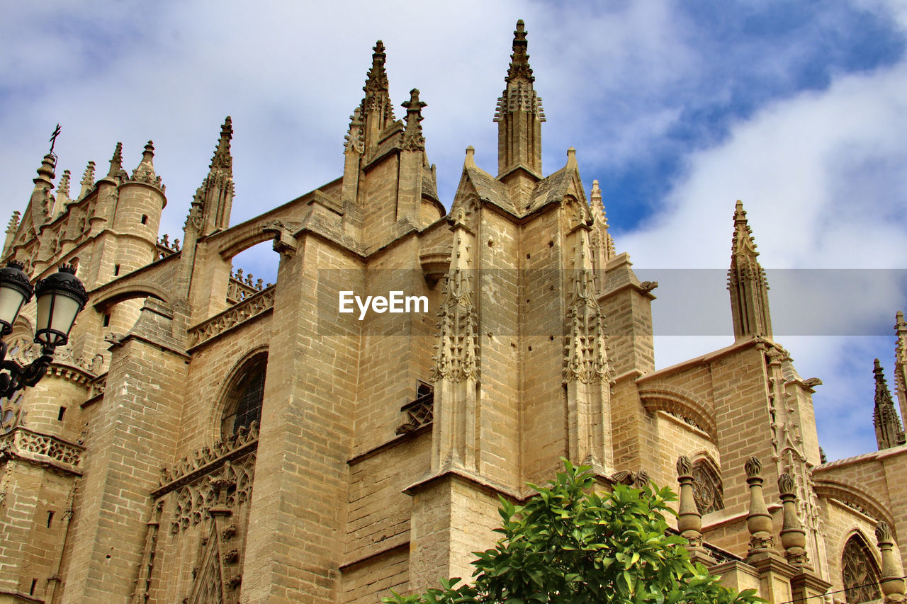 LOW ANGLE VIEW OF CATHEDRAL AGAINST SKY