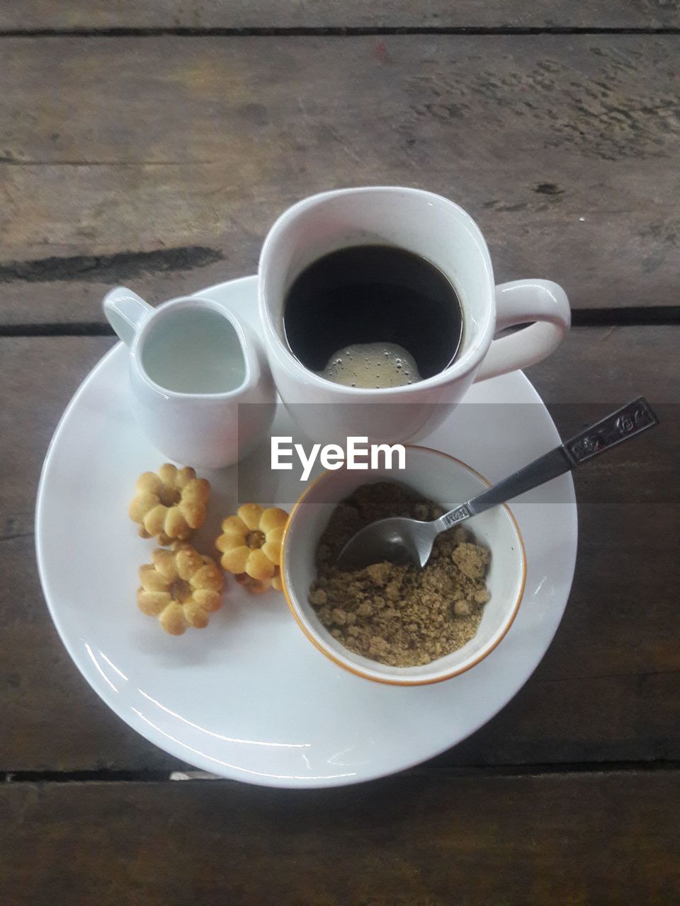 HIGH ANGLE VIEW OF COFFEE AND TEA ON TABLE