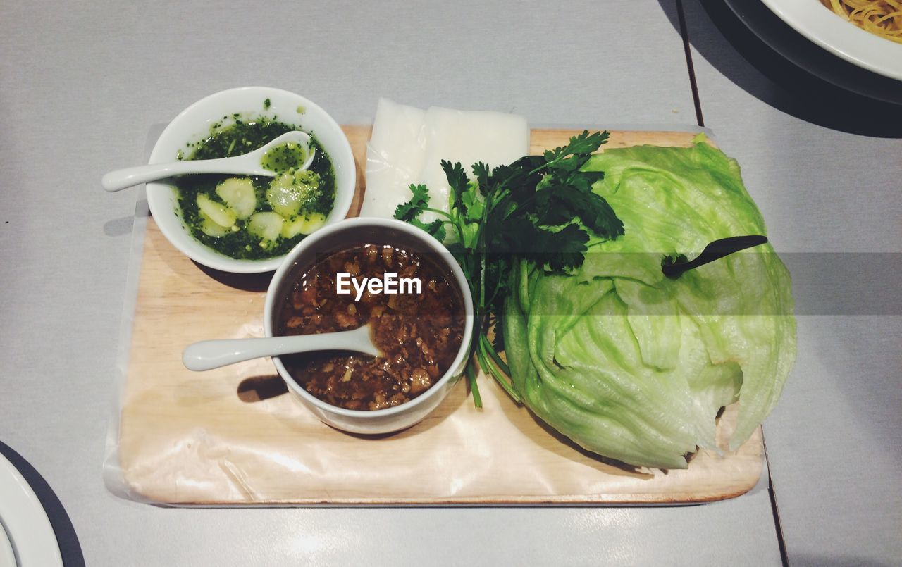 HIGH ANGLE VIEW OF FOOD ON TABLE