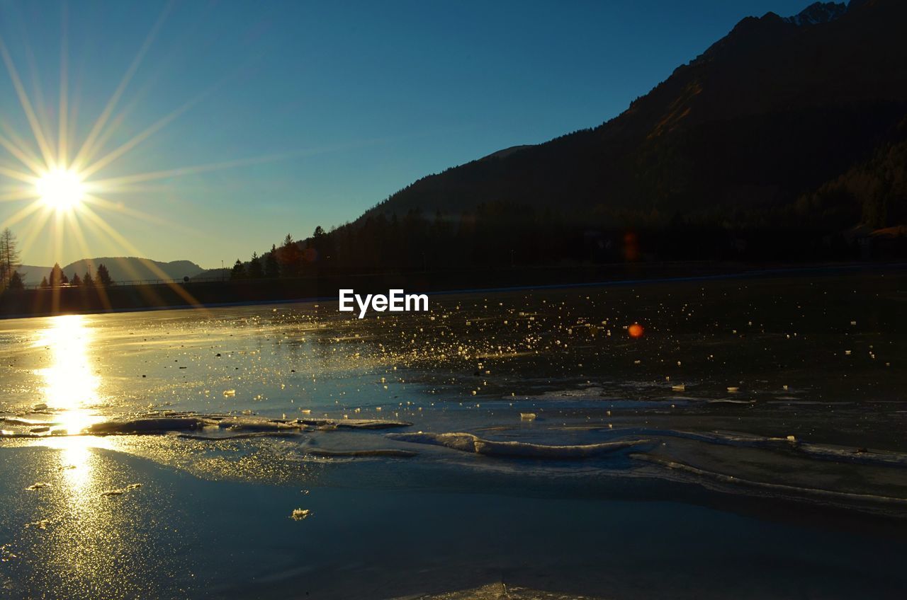 SCENIC VIEW OF LAKE BY MOUNTAINS AGAINST SKY