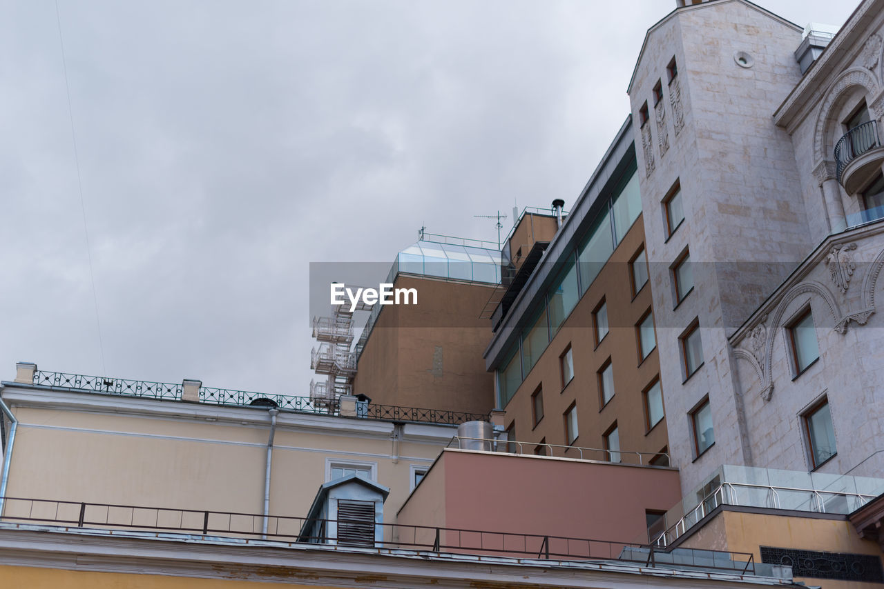 LOW ANGLE VIEW OF BUILT STRUCTURE AGAINST SKY