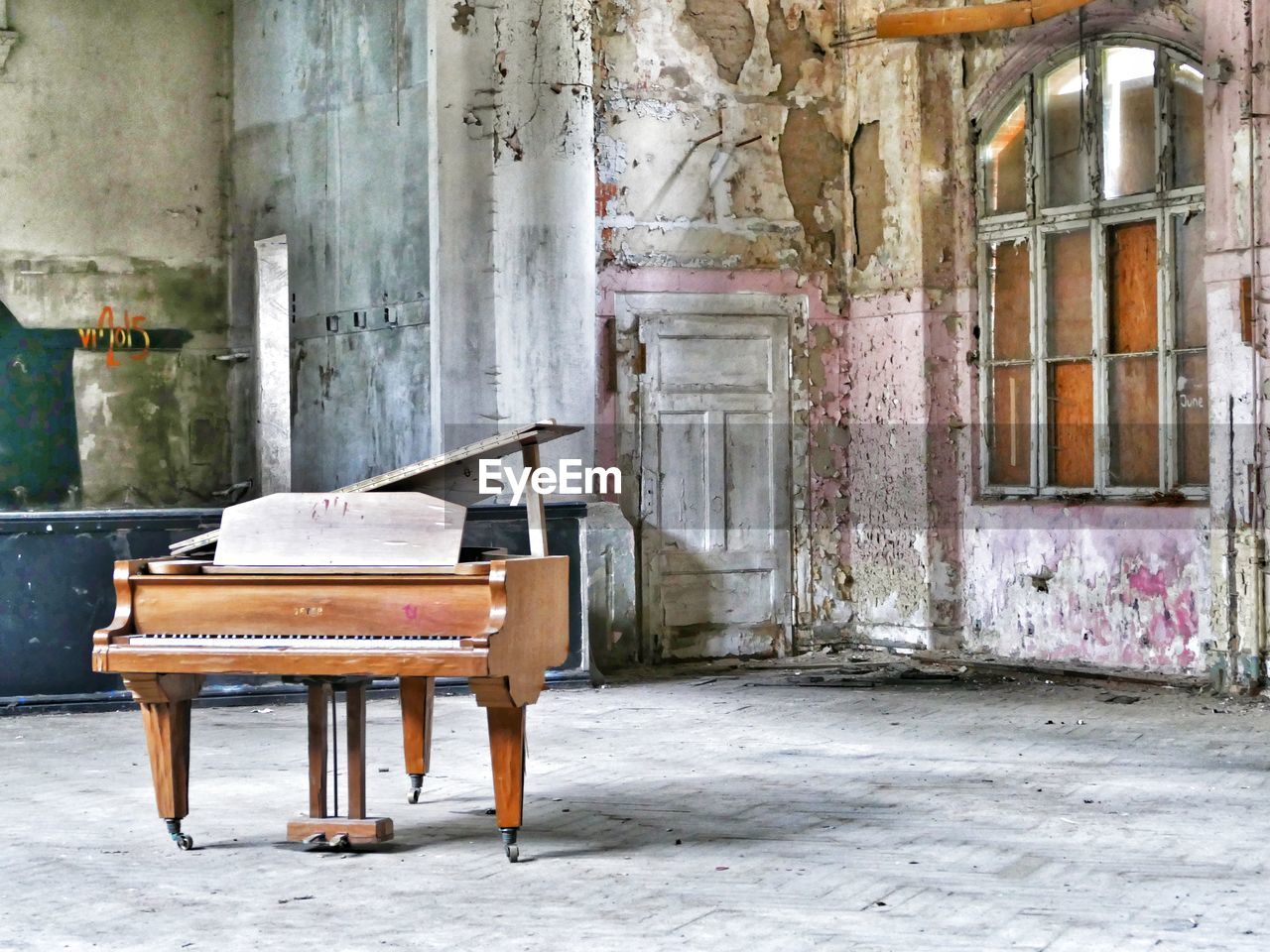 Abandoned piano in building