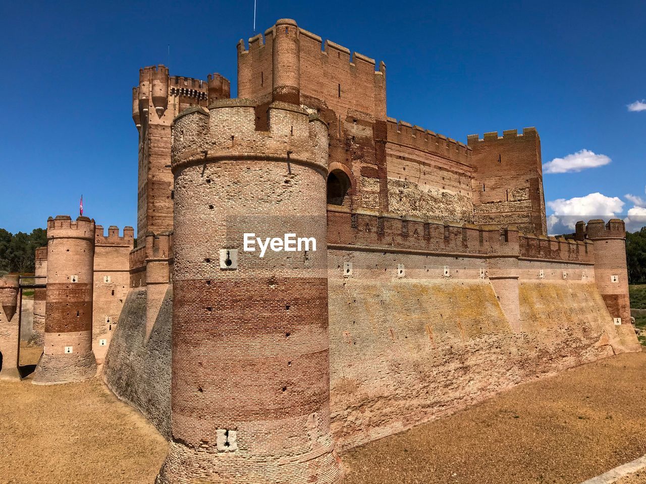 LOW ANGLE VIEW OF HISTORICAL BUILDING