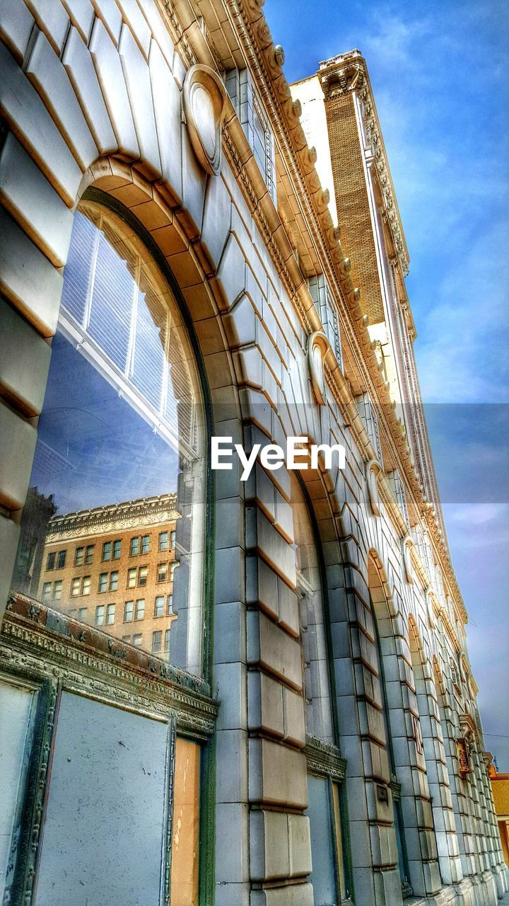 LOW ANGLE VIEW OF MODERN BUILDING AGAINST SKY