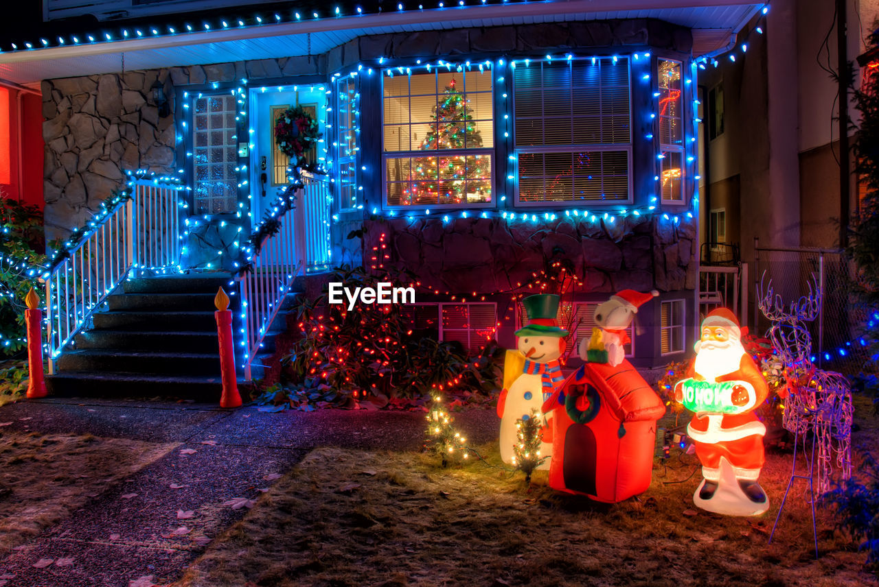 ILLUMINATED CHRISTMAS LIGHTS AT NIGHT