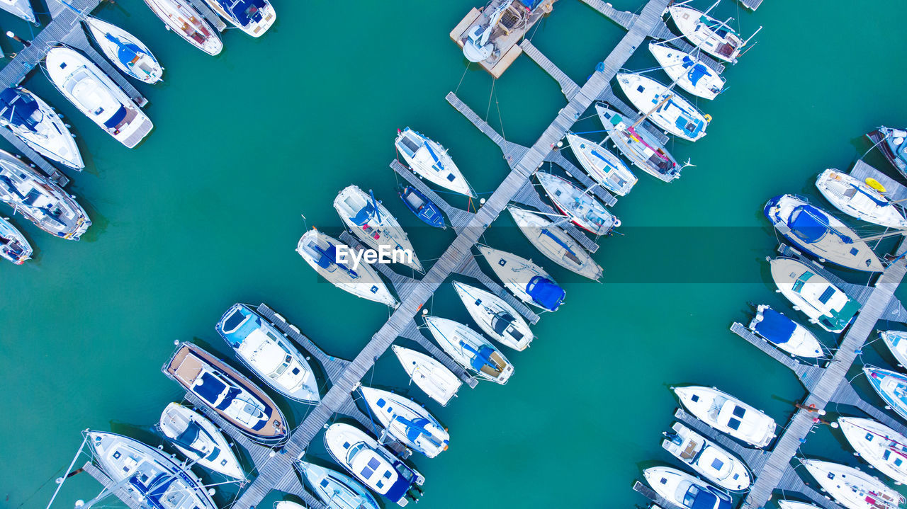 HIGH ANGLE VIEW OF BOATS MOORED AT SHORE